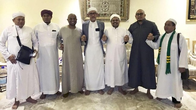Rizieq Shihab berjanji menerjunkan Alumni 212 jika Gerindra, PKS, PAN, dan PBB berkoalisi untuk menghadapi rezim pemerintahan Joko Widodo di Pilpres 2019.