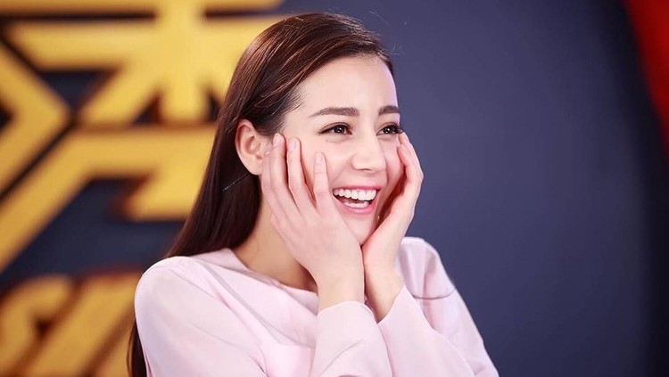 Dilraba Dilmurat yang disebut-sebut sebagai 'wanita tercantik China' ini punya tubuh yang lentur dan super bugar. Seperti apa sih olahraga Dilireba?