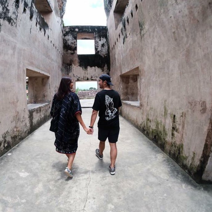 <p>Menikah pada Oktober 2004, mereka kian mesra lho. Masih seperti pengantin baru ya. (Foto: Instagram/kenesandari)  </p>