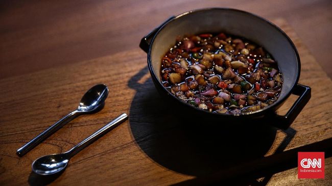 Sambal colo-colo merupakan sambal dari daerah Ambon, Maluku yang sangat terkenal karena kombinasi pedas, manis, dan segarnya. Berikut resepnya.