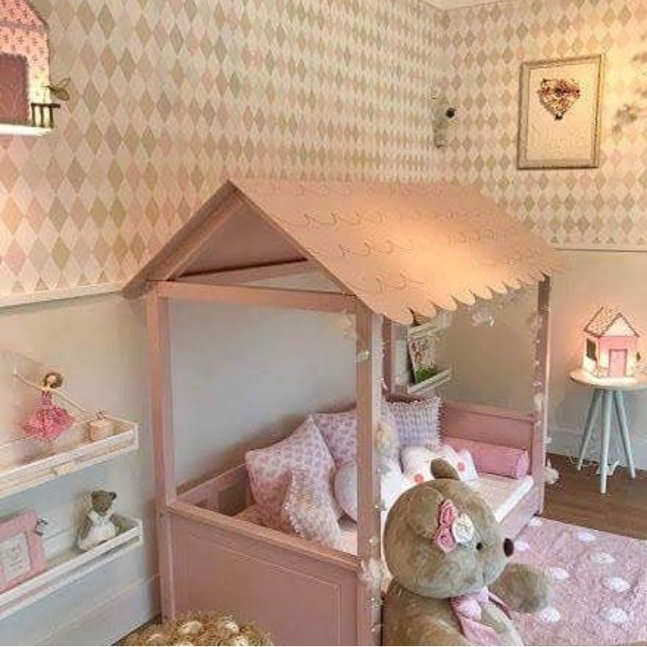 <p>Lucu nih, seperti ada rumah-rumahan di kamar. Boneka beruang besar bikin kamar ini makin terasa hangat. (Foto: Instagram @andreaandersdesigner)</p>