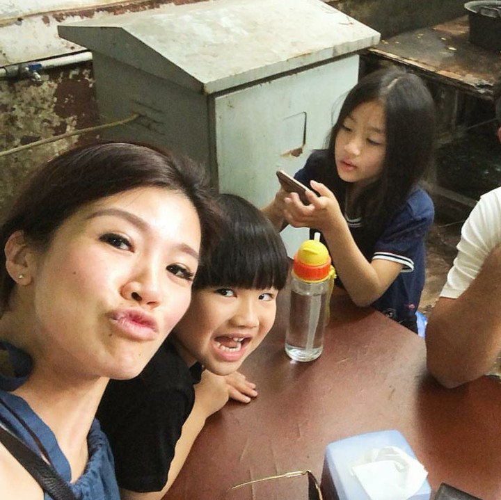 <p>Yang lain asyik wefie, si kakak sibuk sendiri. He-he. (Foto: Instagram/agatha_suci)</p>