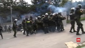 VIDEO: Bentrokan Polisi dan Petani Koka Bolivia