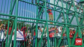 Tolak UU MD3, Pedemo Lempar Tomat ke Gedung DPR