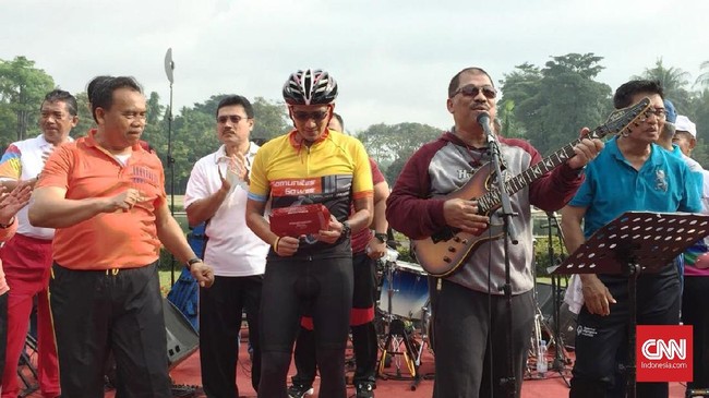 Uno and Gus Ploes pertama kali tampil di acara SKJ KOPRI. Sandiaga Uno pun tak ragu untuk menyaingi Elek Yo Band yang diisi sejumlah menteri kabinet Jokowi.