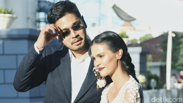 Penyanyi Petra Sihombing dan istri memutuskan untuk melakukan persalinan di rumah. Bahkan, mereka memberi nama yang lucu untuk si kecil.