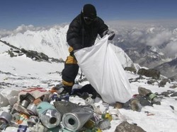 Nepal Ubah Skema Pengelolaan Sampah di Gunung Everest