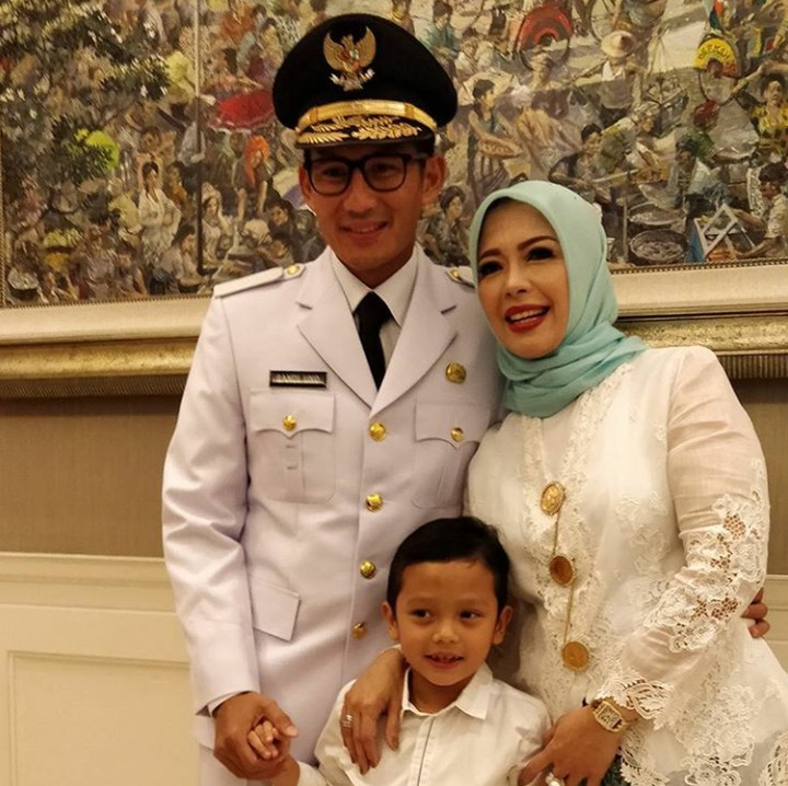 <p>Bersama Sulaiman saat menghadiri pelantikan sang suami jadi Wakil Gubernur DKI. (Foto: Instagram @nurasiauno)</p>