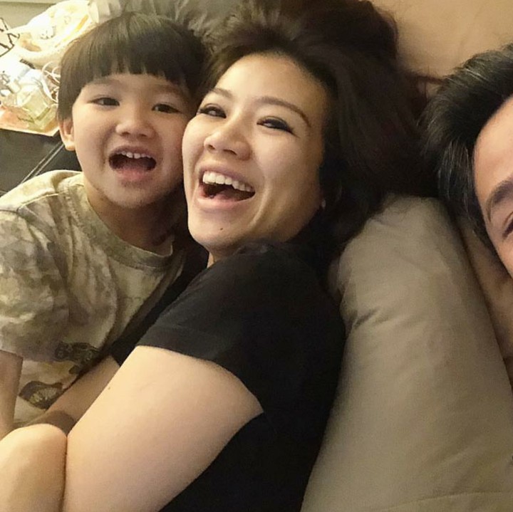 <p>Seru banget ya wefie sambil tiduran. He-he. (Foto: Instagram/agatha_suci)</p>