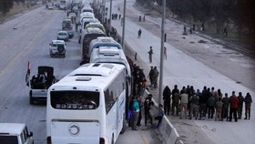 Pemberontak Suriah Menyerah dan Keluar dari Ghouta dengan Bus