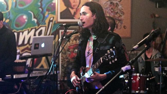 Band Gemalara sudah dibentuk sejak 2013, namun baru setelah bertemu mantan gitaris Float, Bontel pada 2014 mereka baru mantap berkarya.