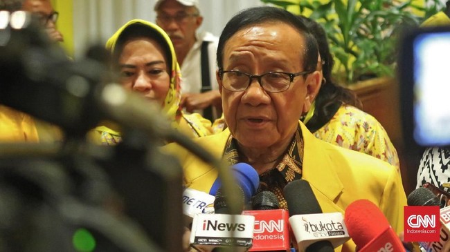 Presidium Majelis Nasional KAHMI Siti Zuhro menyatakan organisasinya tidak boleh berpolitik praktis. Hal ini menanggapi dukungan Akbar Tandjung kepada Jokowi.