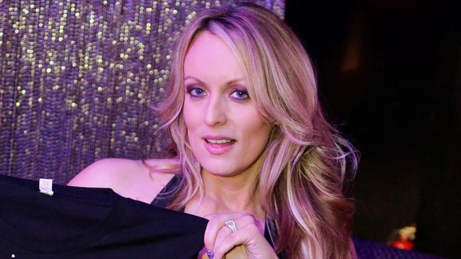 Stormy Daniels menjadi kameo dengan memerankan dirinya di SNL bersama Alec Baldwin yang biasa menirukan Donald Trump.