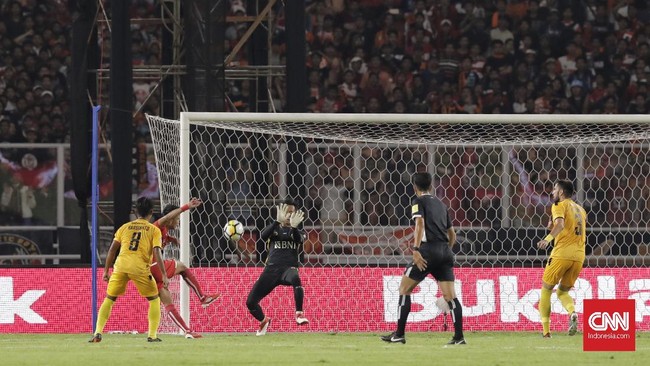 Kiper Bhayangkara FC, Awan Setho Raharjo, mendapat pujian dari Simon McMenemy dan Stefano Cugurra setelah tampil apik di laga pembuka Liga 1 2018.