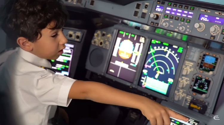 Di usia yang belum genap enam tahun, anak ini punya pengetahuan mendalam tentang pesawat. Keren!