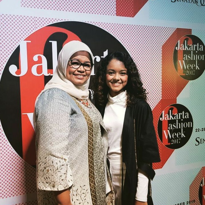 <p>Menemani si sulung ke Jakarta Fashion Week 2017. (Foto: Instagram @fery.farhati)</p>