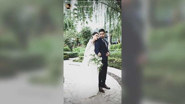 Petra Sihombing menikah dengan model Firrina Sinatrya melalui pemberkatan di gereja pada Jumat (23/3).