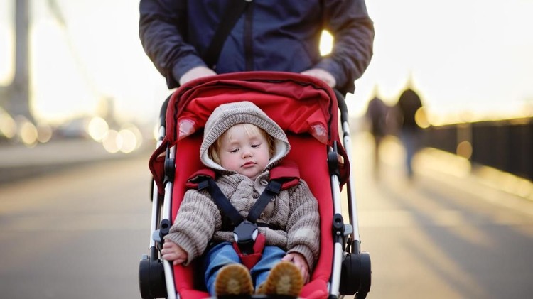 Stroller atau kereta bayi memang memudahkan Bunda mengajak bayi jalan-jalan. Tapi, ada risiko bagi kesehatan pernapasan anak saat duduk di stroller.