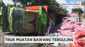 Truk Bermuatan Bawang Terguling