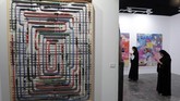 FOTO: Cermin Kesengsaraan Timur Tengah dalam Seni Selain foto dan instalasi seni nan indah, Dubai Art tahun ini menyimpan kesengsaraan negara-negara Timur Tengah dalam lukisan atau potretnya.