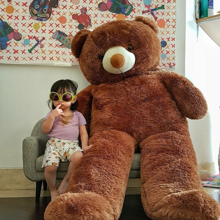 <p>Bersama boneka beruang raksasa. Mana hayo yang lebih menggemaskan? (Foto: Instagram/marulitampubolon)</p>