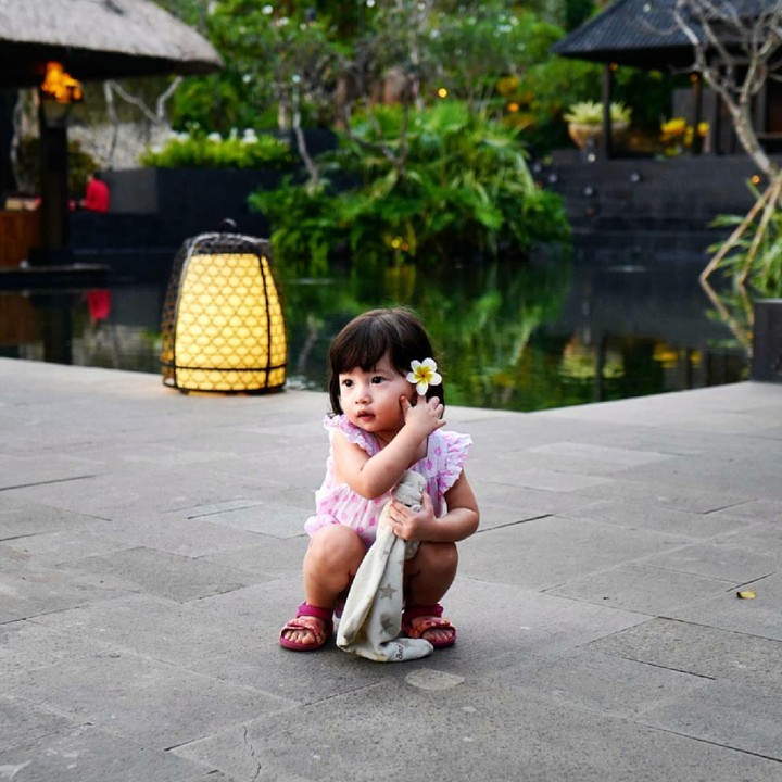 <p>Pinternya Jemi pasang sendiri bunga kamboja di kupingnya. (Foto: Instagram/marulitampubolon)</p>