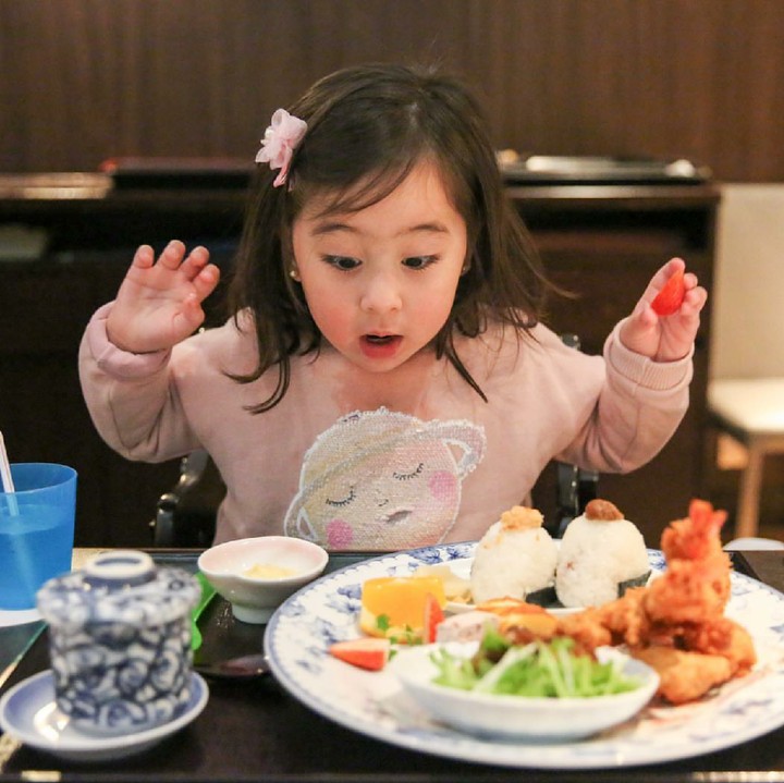 <p>Scarlet senang banget saat makan tiba. (Foto: Instagram/scarletsnowbelo)</p>