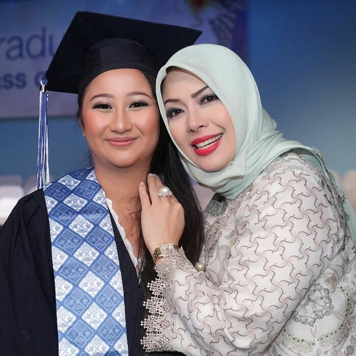 <p>Saat datang ke wisuda SMA Amyraa. (Foto: Instagram @nurasiauno)</p>