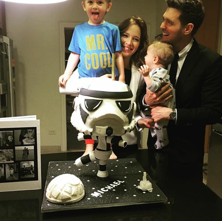 <p>Yeay! Perayaan ulang tahun kali ini spesial banget karena ada keluarga kecilnya. (Foto: Instagram @michaelbuble)</p>