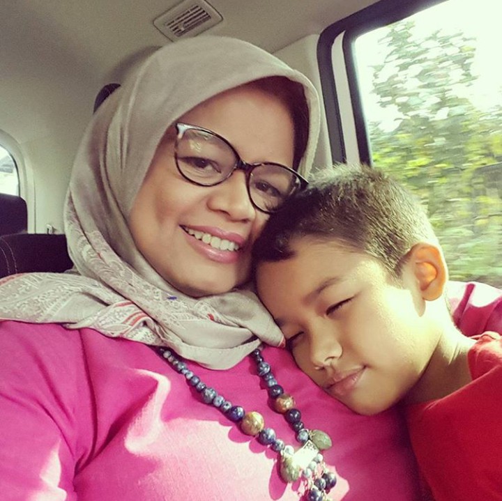 <p>Bermanja-manja sama sang bunda. (Foto: Instagram @fery.farhati)</p>