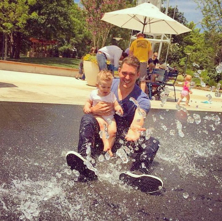 <p>Di caption, Michael menulis, 'Nggak ada alasan menolak si kecil Noah untuk bermain air dengannya". (Foto: Instagram @michaelbuble)</p>