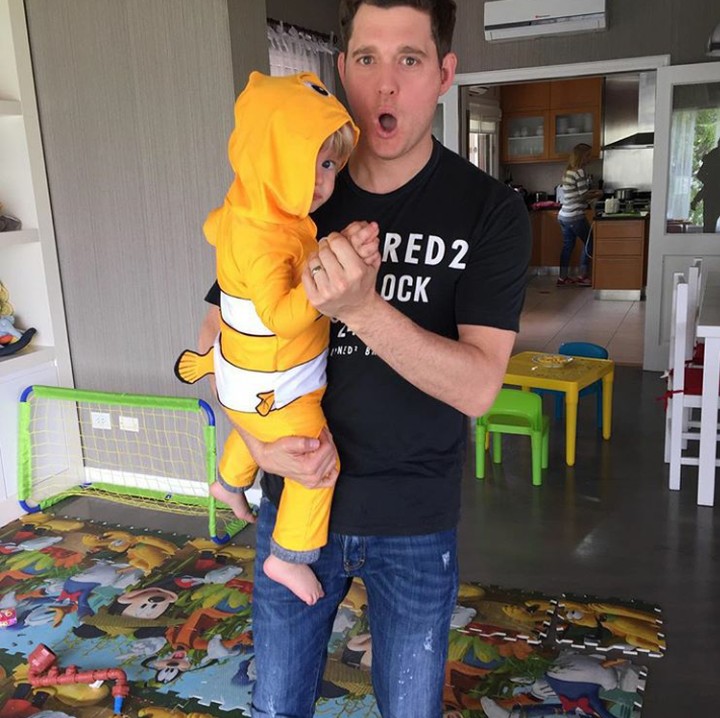 <p>Ups! Nemo kecil tertangkap ayahnya. (Foto: Instagram @michaelbuble)</p>