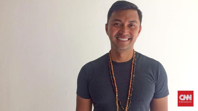 Anjasmara pesinetron yang menjadi pengajar yoga.