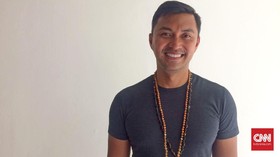 Anjasmara pesinetron yang menjadi pengajar yoga.