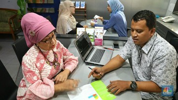 Nasabah melakukan konsultasi asuransi di Kantor Asuransi Jiwa Bersama Bumiputera (AJBB), Wisma Bumiputera, Jakarta, Jumat (23/2/2018). Otoritas Jasa Keuangan (OJK) telah memberikan izin kepada Asuransi Jiwa Bersama Bumiputera 1912 (AJBB) untuk memasarkan kembali produk asuransinya setelah pihak Asuransi Jiwa Bersama Bumiputera 1912 (AJBB) telah melunaskan pembayaran premi kepada nasabahnya yang sebesar Rp 436 miliar.