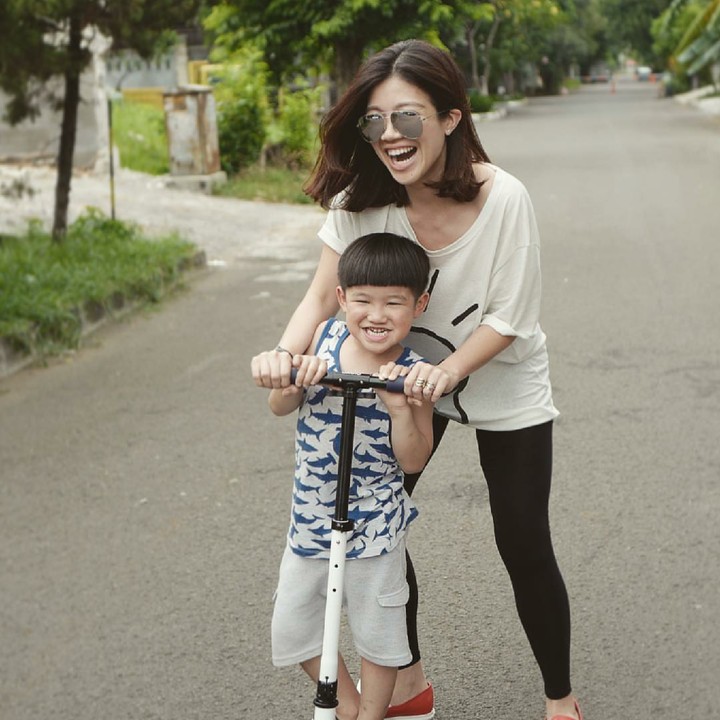 <p>Seru-seruan sama si bungsu. (Foto: Instagram/agatha_suci)</p>