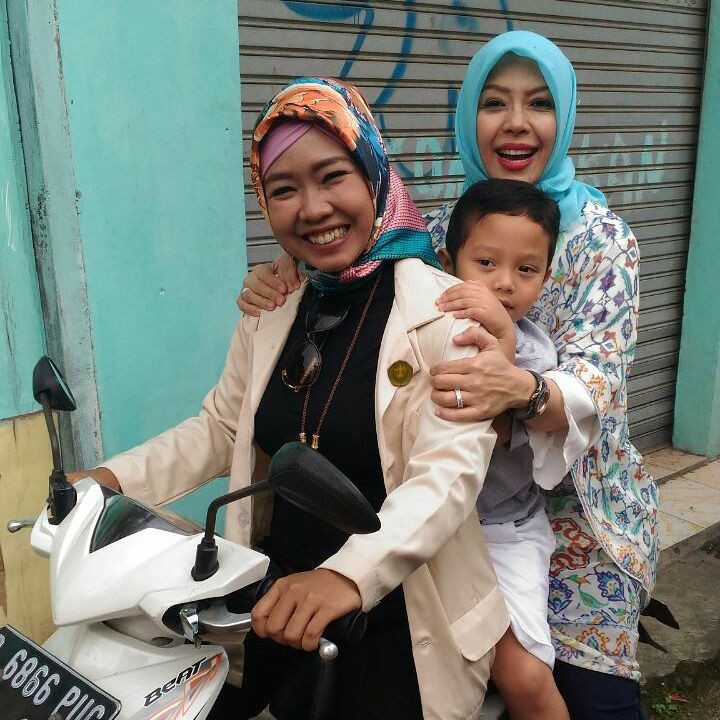 <p>Terkadang saat sang bunda menjalankan tugas, Sulaiman suka ikut lho. Seperti ini contohnya, Bun. (Foto: Instagram @nurasiauno)</p>