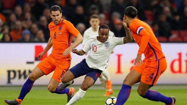 Bintang Timnas Inggris, Raheem Sterling menegaskan dirinya punya alasan kuat di balik pembuatan tato senjata yang ada di kakinya.