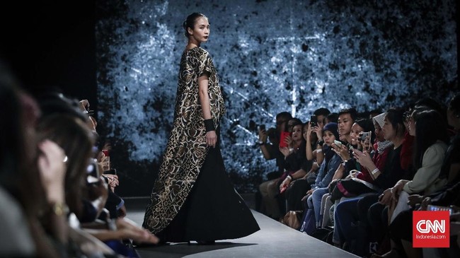 FOTO: Kolaborasi 'Epik' Batik Iwan Tirta dan Kraton