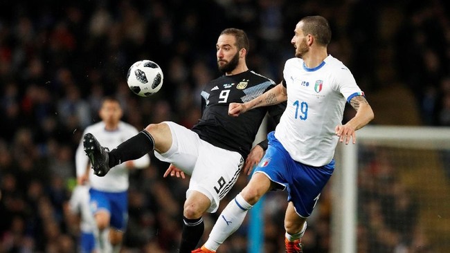 Gol Ever Banega dan Manuel Lanzini membuat Argentina mengungguli Italia dalam laga uji tanding.