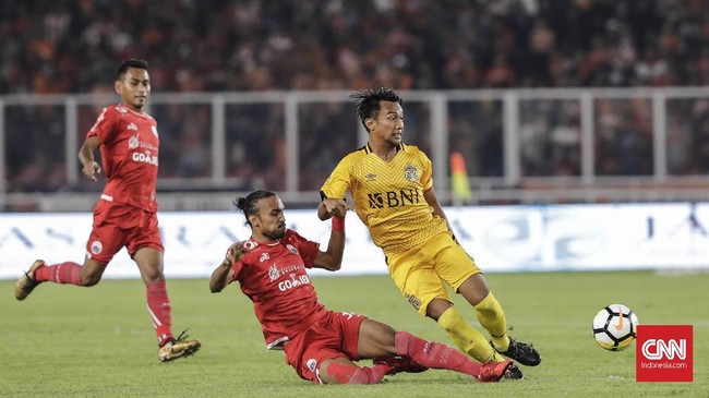 Gelandang Bhayangkara FC Muhammad Hargianto untuk kali pertama ditunjuk sebagai kapten dalam kariernya saat melawan Persija, Jumat (23/3).