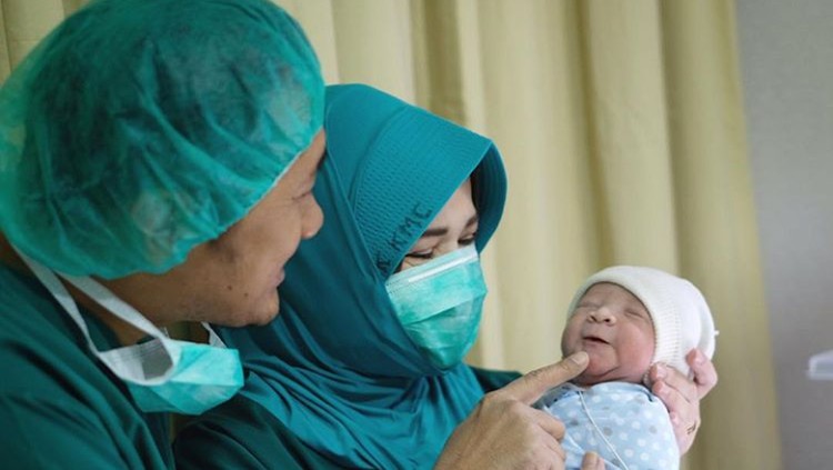 Di usia 4 hari, bayi Zaskia Mecca, Bhre Kata, sudah disunat. Banyak yang bertanya-tanya apakah si bayi jadi rewel. Jawabnya: tidak.