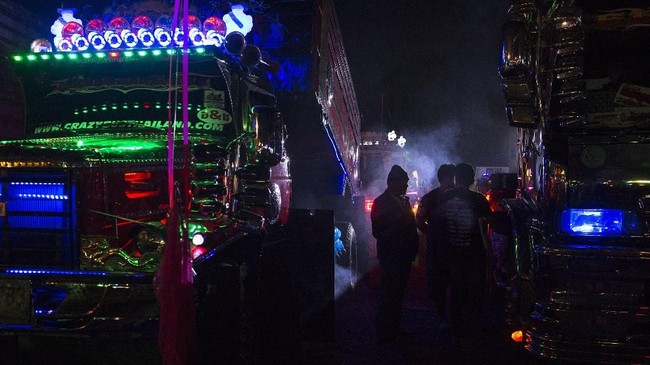 FOTO: Semburat Seni Truk Raksasa Thailand