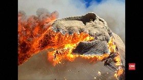VIDEO: Animatronik T-Rex Raksasa Hangus Terbakar
