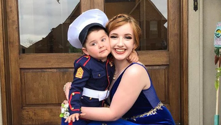 Gemas banget! Bocah dua tahun ini gantikan kakaknya yang sedang wajib militer di prom party.