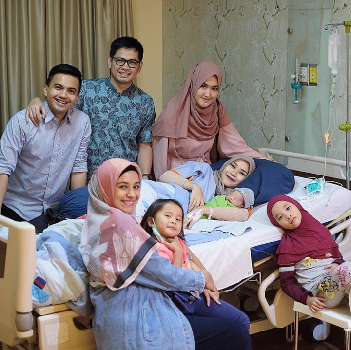Ini saat Bhre Kata dijenguk teman-teman ayah dan bundanya. (Foto: Instagram @shireensungkar)