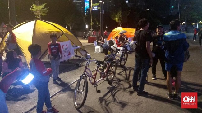 Pada perayaan Earth Hour 2018, saat lampu dipadamkan, orang-orang yang berkemah akan bermain permainan tradisional, memasak, dan menyalakan lilin.