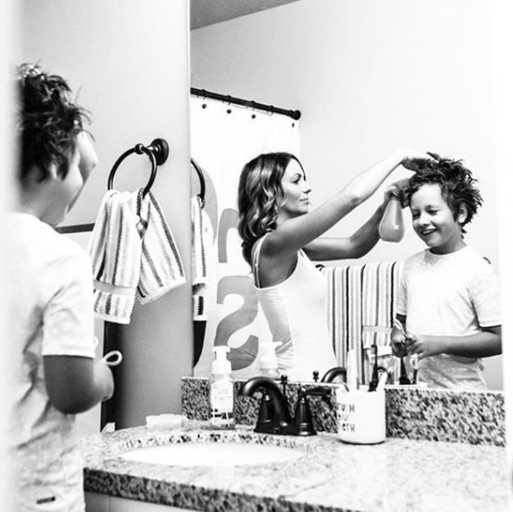 <p>Kayaknya baru kemarin, Nak, Bunda membantu kamu merapikan rambut. (Foto: Instagram/ @stephwoodwardphotos)  </p>