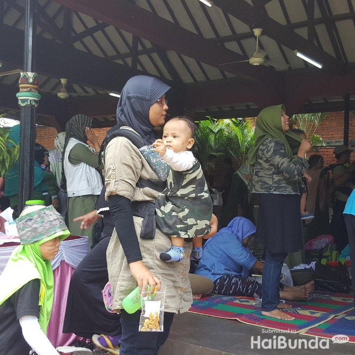 <p>Ih lucu nih gendongannya motif army. Ya, ibu-ibu di sini memakai hal-hal bermotif army karena menyesuaikan dengan tema talkshow dalam kopi darat komunitas JabodetabekCikarang BabyWearers kali ini yakni 'Baby Wearer as A Secret Weapon'.</p>