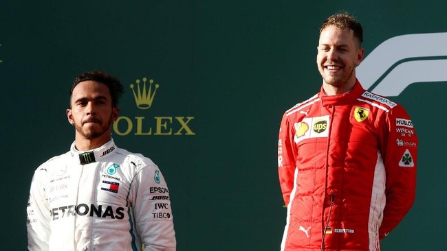 Pebalap Ferrari, Sebastian Vettel sukses menang seri F1 di GP Australia mengecundangi Lewis Hamilton yang finis di posisi kedua.